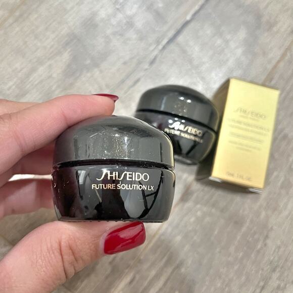 Shisheido Future Solution LX Deluxe Sample Bundle - Picture 3 of 4